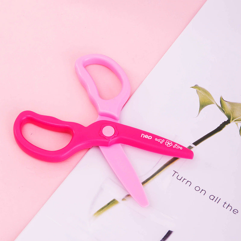 Deli 6067 children's scissors handmade origami plastic scissors student scissors kindergarten paper scissors stationery wholesale