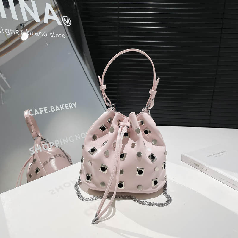 Cross-border super fire niche bucket bag women's 2025 new European and American punk style rivet portable shoulder bag messenger bag