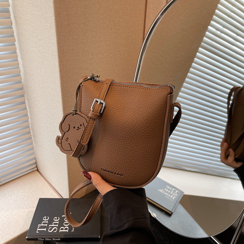 Foreign order niche bag women's 2025 new summer fashion shoulder messenger bag simple casual saddle bucket bag