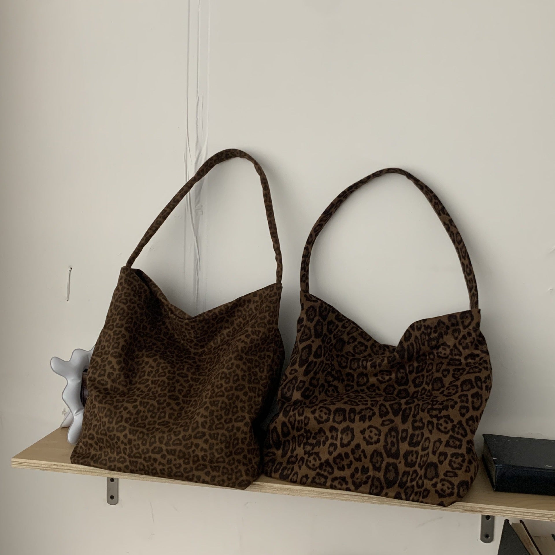 Bag diagonal span versatile women's fashion leopard print shoulder bag to work commuter underarm bag retro large capacity tote bag tide