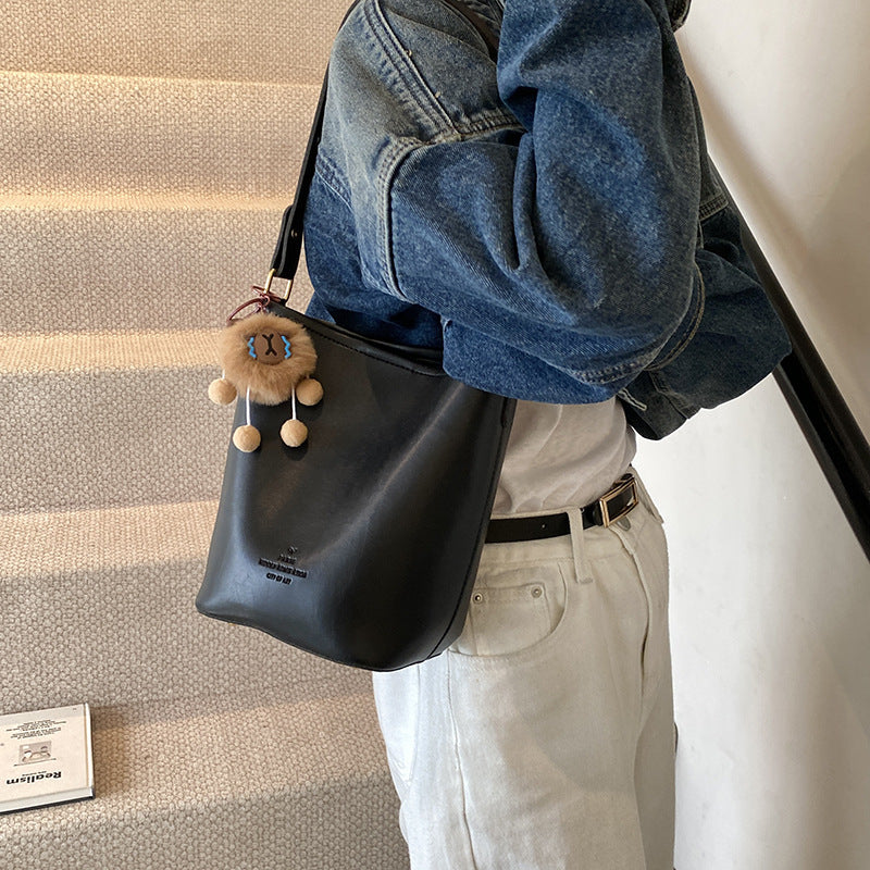 Autumn fashion retro portable bucket bag, high-end sense versatile casual shoulder bag, simple texture messenger bag wholesale