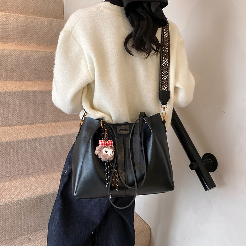 European and American retro large-capacity commuter tote bag 2025 new handbag texture wide shoulder strap messenger bag shoulder bag