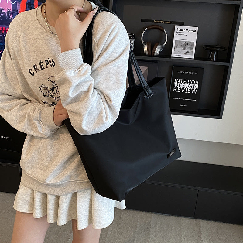 Commuting large-capacity nylon cloth bag women's 2025 new versatile shoulder bag going out commuting portable tote bag