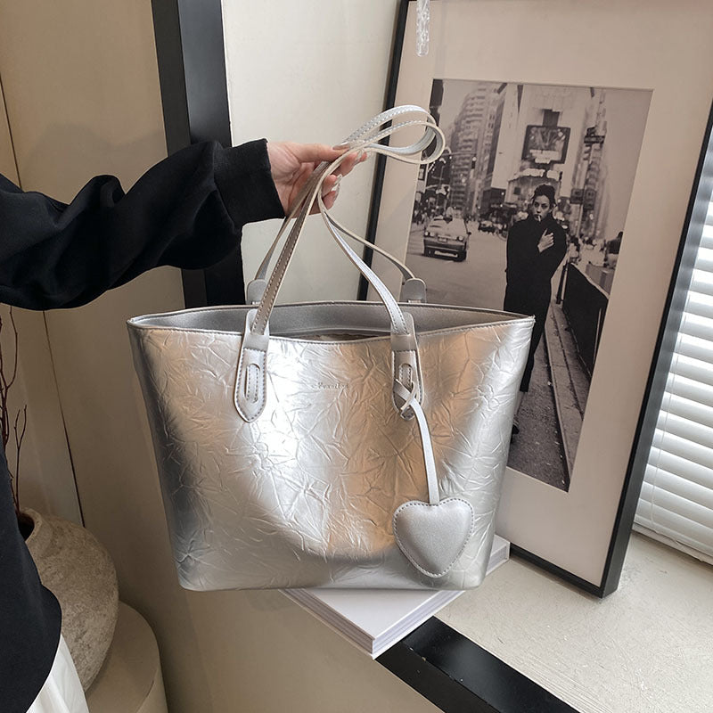 College students are versatile in class, summer and summer, large-capacity commuting tote bag, women's new silver peach heart shoulder bag