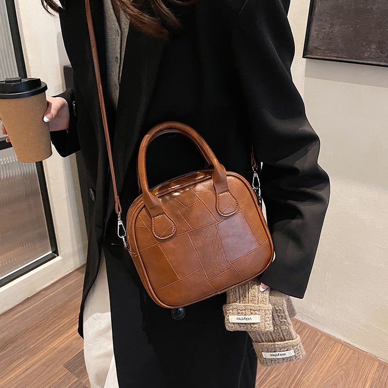 Cross-border super fire small bag women's autumn and winter retro 2025 new versatile shoulder messenger bag women's portable pillow bag