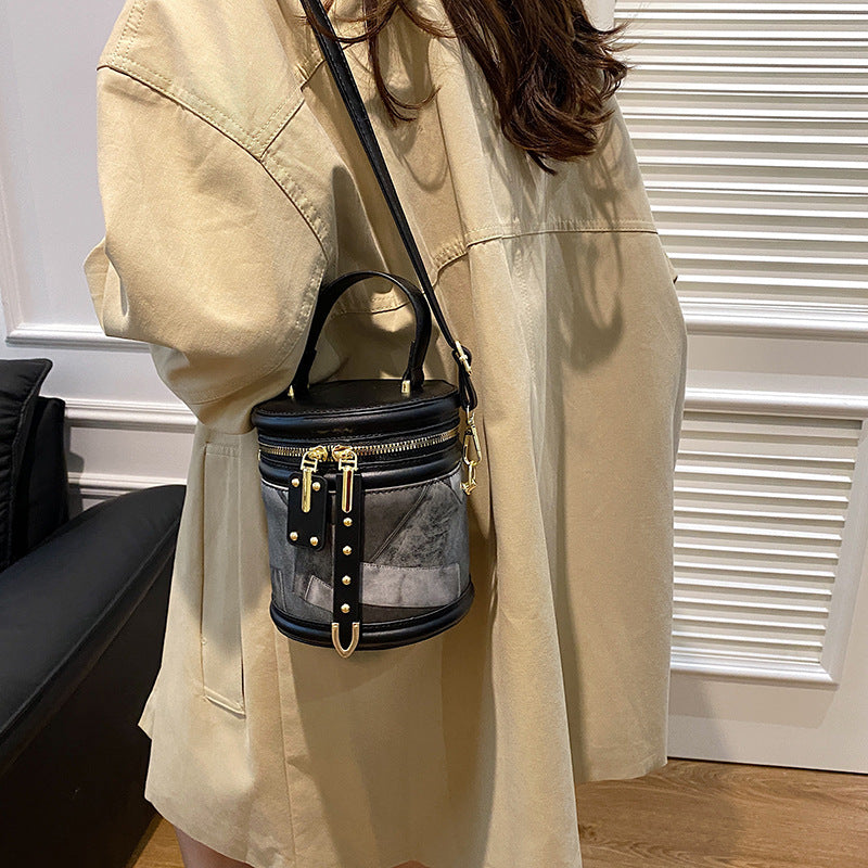 Cross-border wholesale fashion and leisure niche texture bucket bag 2025 new women's bag trend versatile Internet celebrity messenger bag