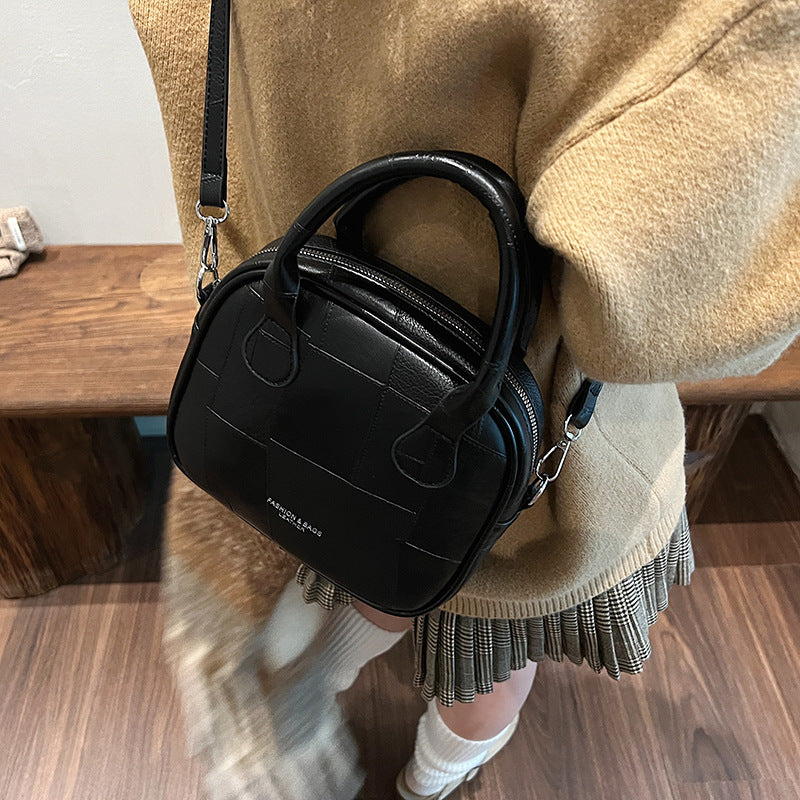 Cross-border super fire small bag women's autumn and winter retro 2025 new versatile shoulder messenger bag women's portable pillow bag