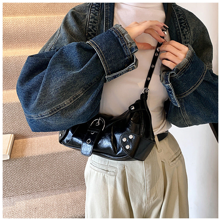 Cross-border 2025 spring new large-capacity fashion shoulder bag, foreign-style personalized baguette bag, light women's commuter bag