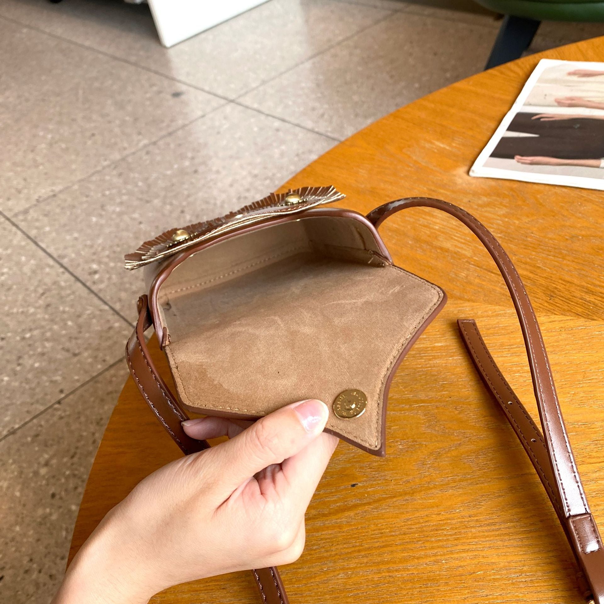 Cross-border retro owl vertical mobile phone bag niche change storage bag personalized fashion versatile shoulder messenger bag