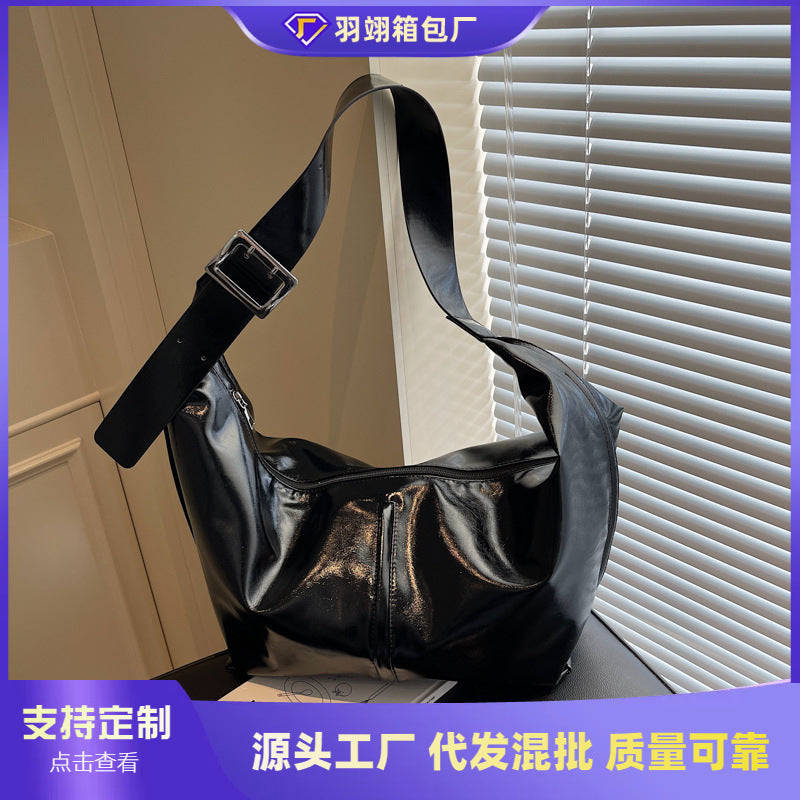 Foreign order retro fashion large capacity women 2025 new texture versatile foreign style shoulder messenger bag commuter dumpling bag