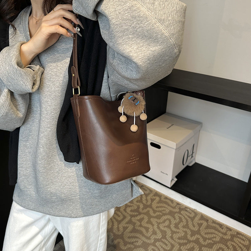 Autumn fashion retro portable bucket bag, high-end sense versatile casual shoulder bag, simple texture messenger bag wholesale