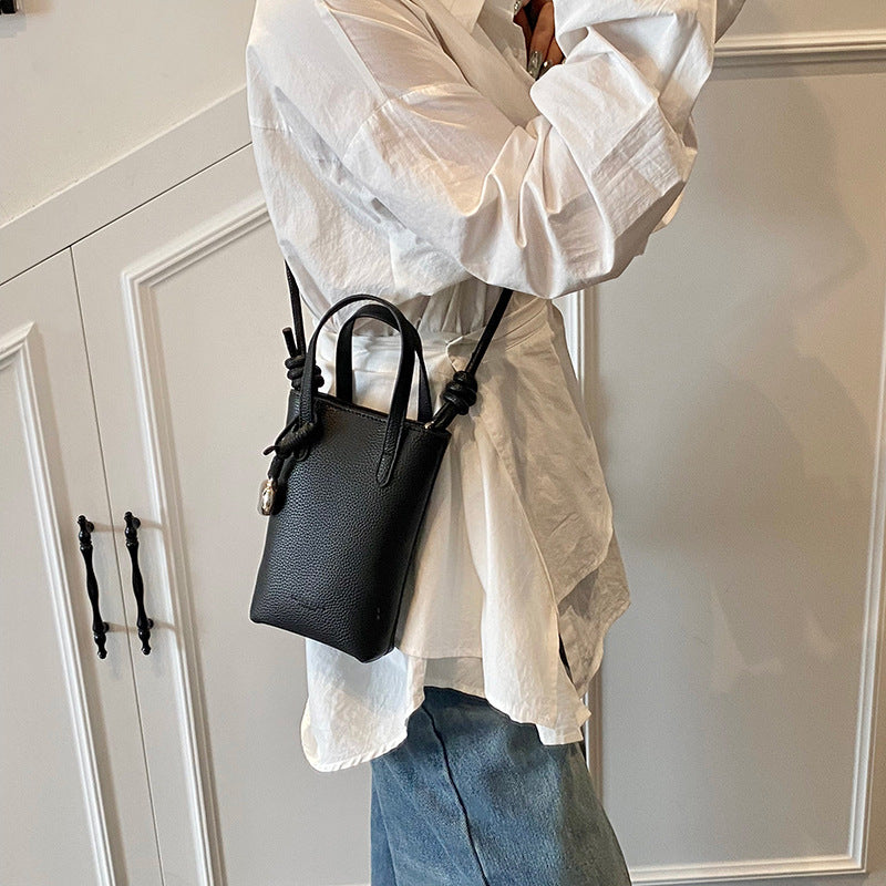 Casual simple niche portable bucket bag women's 2025 new fashion shoulder bag commuter messenger mobile phone bag
