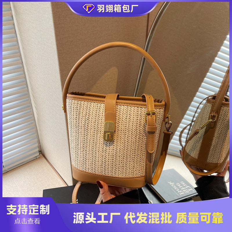 Foreign single woven straw bag women's 2025 new niche design messenger bag versatile high-end portable bucket bag