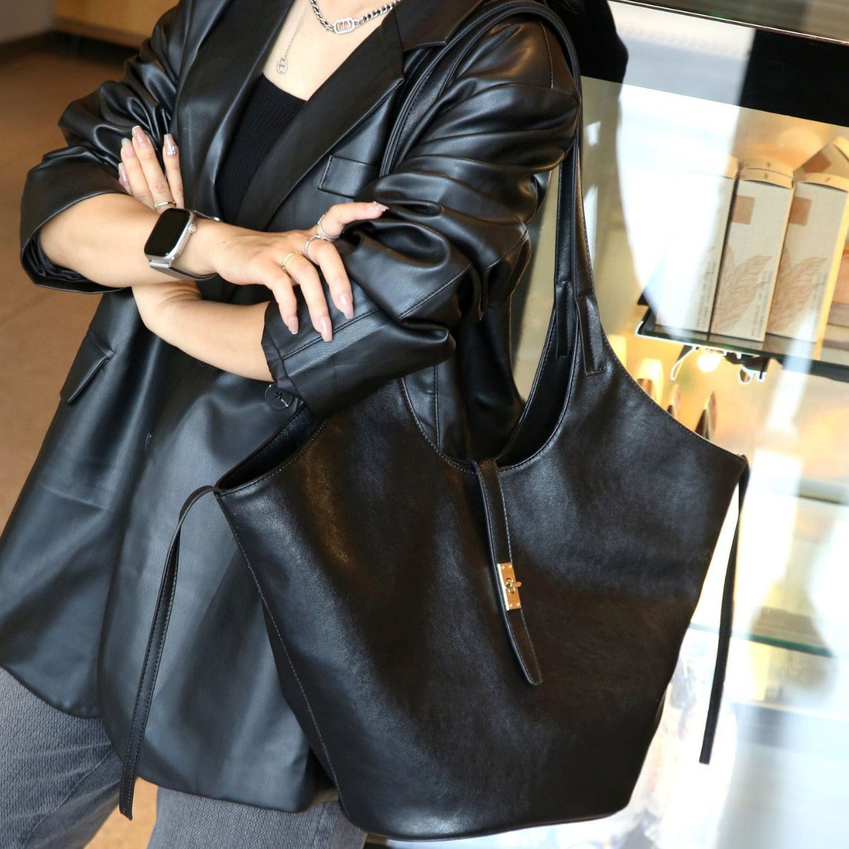 New large-capacity vegetable basket tote bag women's retro niche soft leather high-end sense simple and versatile commuter shoulder bag