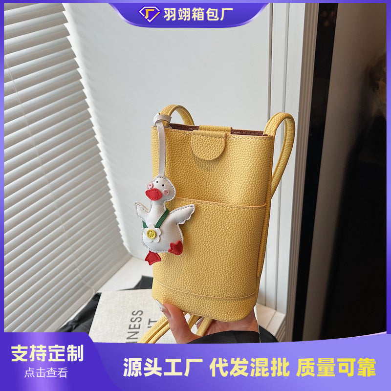 Small bag for  mobile phones Women's 2025 new fashion bucket bag Summer simple texture shoulder messenger bag