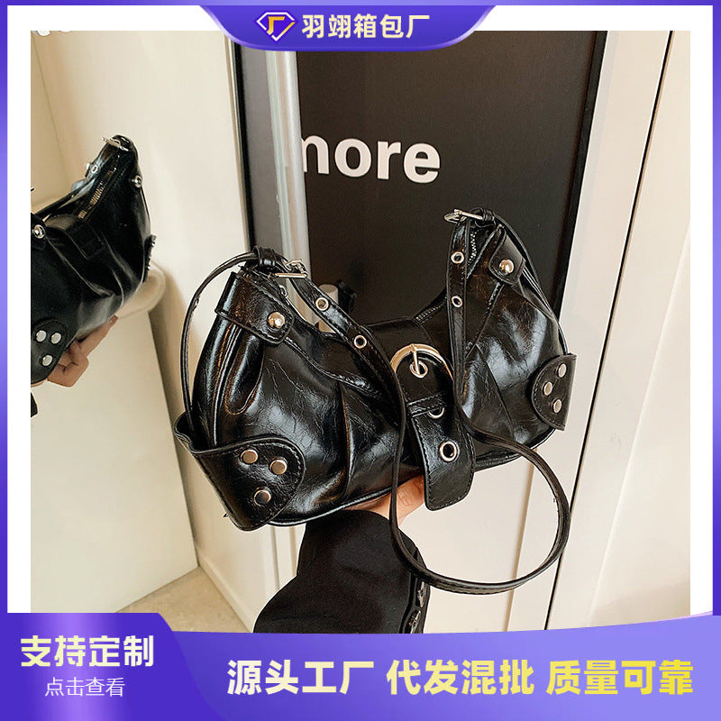 Cross-border 2025 spring new large-capacity fashion shoulder bag, foreign-style personalized baguette bag, light women's commuter bag