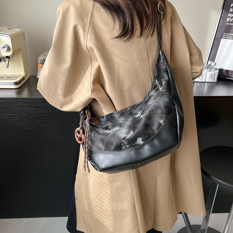 Casual commuter dumpling bag women 2025 new fashion simple large capacity messenger bag bear pendant shoulder bag