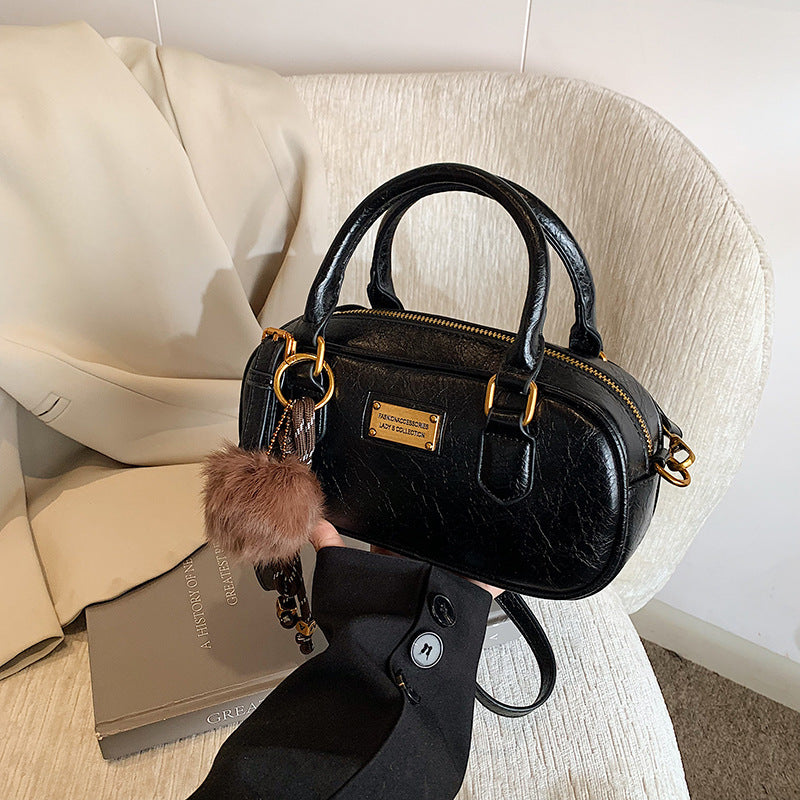 Bowling bag women's new models are popular this year, fashionable retro casual commuting shoulder bag, high-end messenger bag