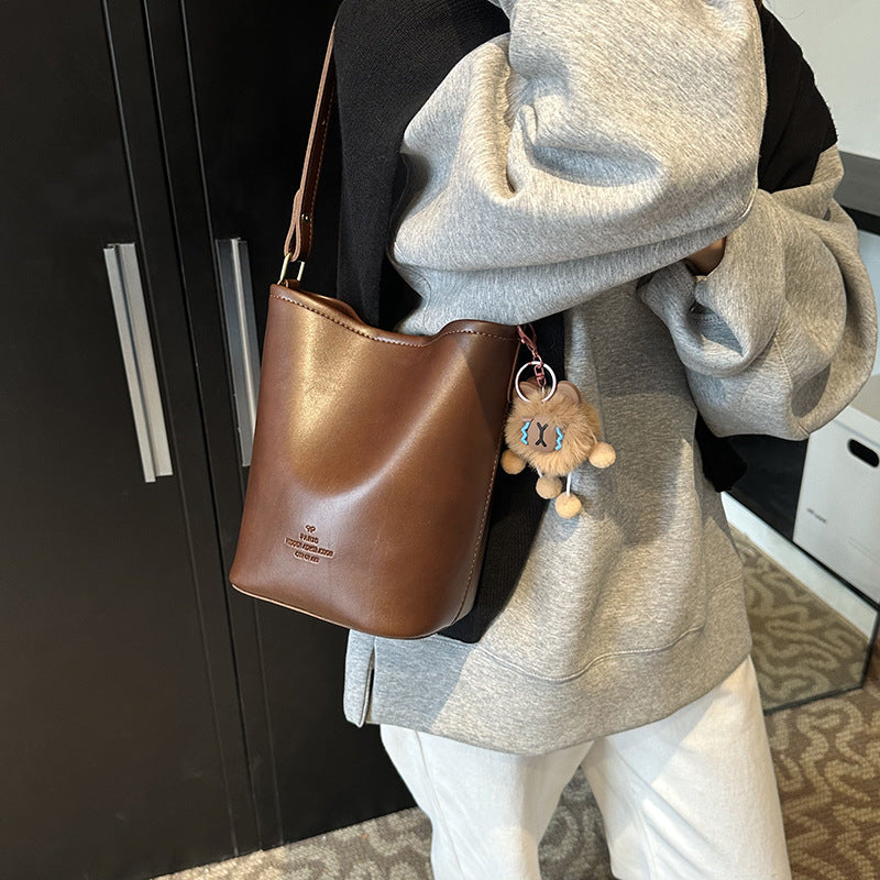 Autumn fashion retro portable bucket bag, high-end sense versatile casual shoulder bag, simple texture messenger bag wholesale