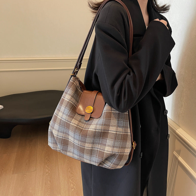 Casual woolen plaid bag women's 2025 new retro niche shoulder bag travel backpack commuter tote bag