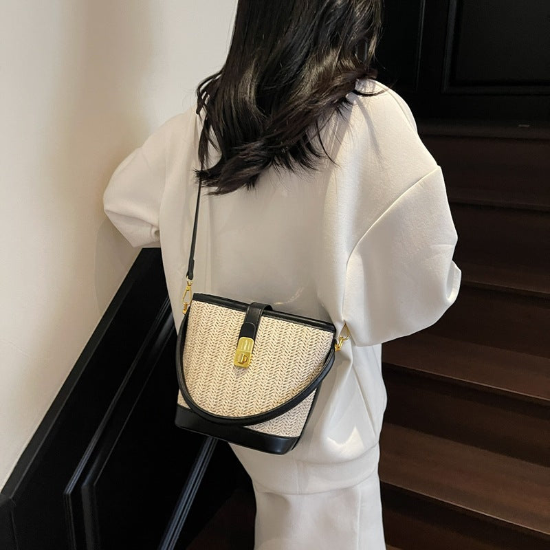 Foreign single woven straw bag women's 2025 new niche design messenger bag versatile high-end portable bucket bag
