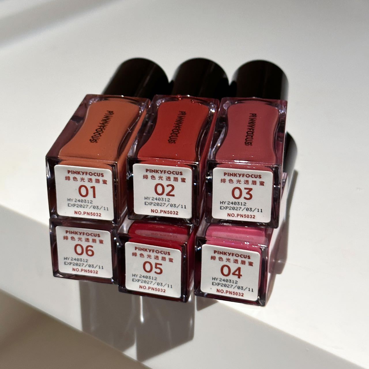 PinkyFocus crimson light transparent lip gloss, long-lasting color rendering, not easy to take off makeup, water light mirror glass lip tender lip glaze