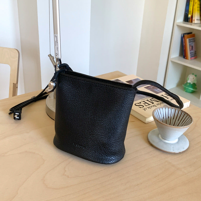 Foreign order simple and versatile small bag women's summer 2025 new fashion shoulder messenger bag this year popular bucket bag
