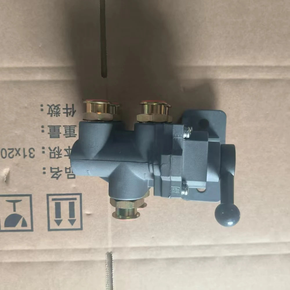 Sinotruk sitrak truck spare parts tank changeover valve wg9925550872 for sitrak oil tank electric steering valve