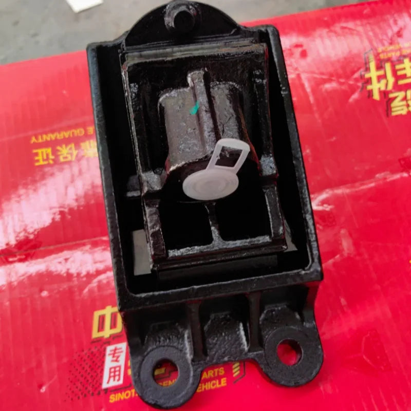 Wg9725590630 howo t5g truck front engine rubber support