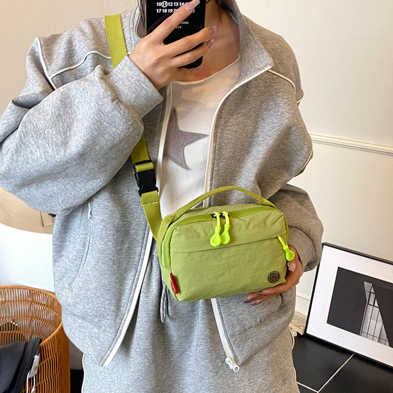 Cross-border leisure sports messenger bag women's 2025 new trend portable pillow bag foreign style macaron shoulder bag