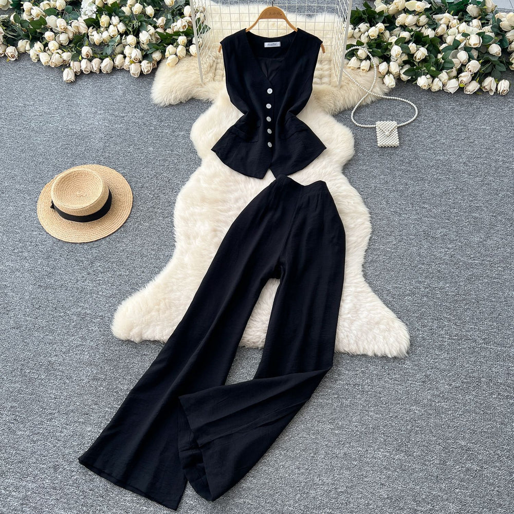 Vintage-inspired, effortlessly chic: sleeveless v-neck blouse & high-waisted, slim-fit, drapey trousers - a powerful summer set for women