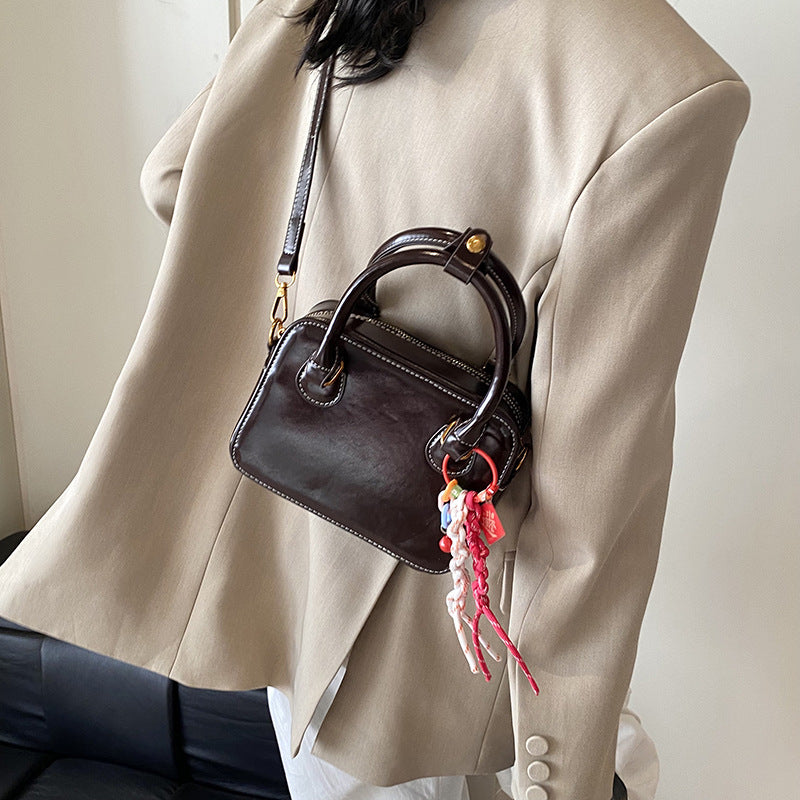 Retro niche bag women's 2025 new autumn and winter foreign versatile messenger bag high-end fashion portable small square bag