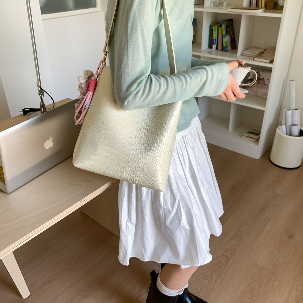 Big bag women's bag 2025 new crocodile pattern bucket bag fashionable large capacity messenger bag commuter women's shoulder bag