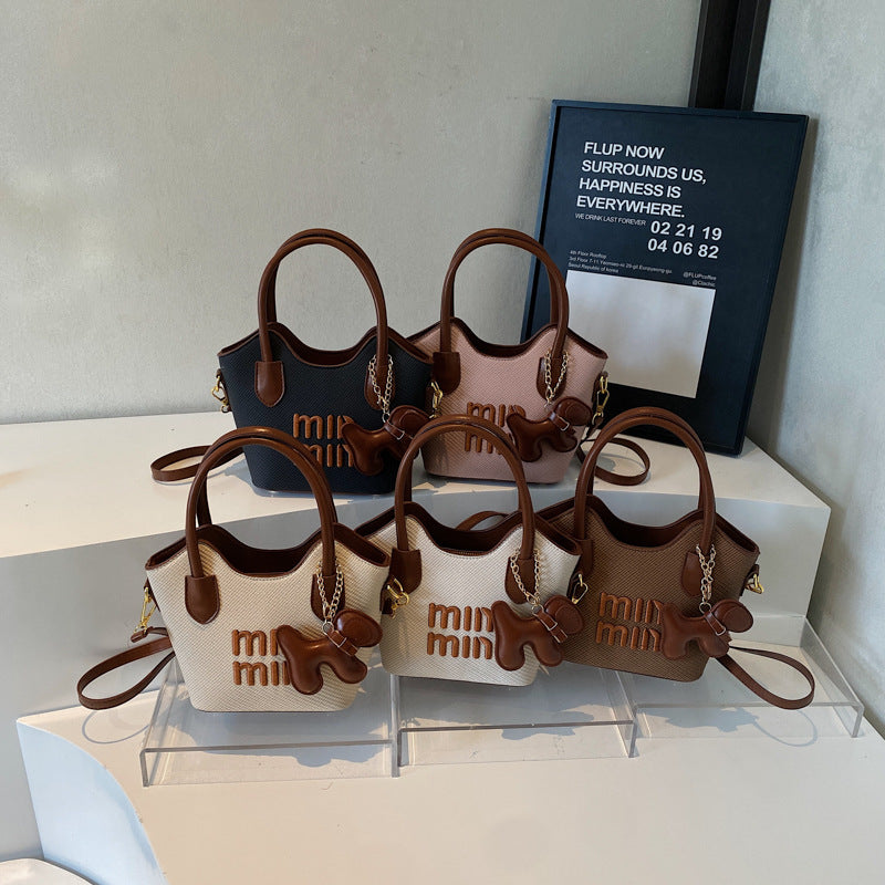Fashion bags women's new models are popular this year, foreign-style portable shoulder bags, Korean version of casual commuting versatile messenger bags
