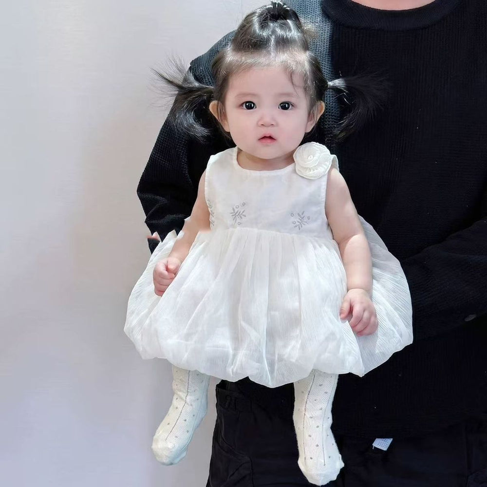 New summer style sleeveless romper dress for baby girls - perfect for 100-day celebrations, birthdays, and special occasions. features a chic mesh overlay for a princess look