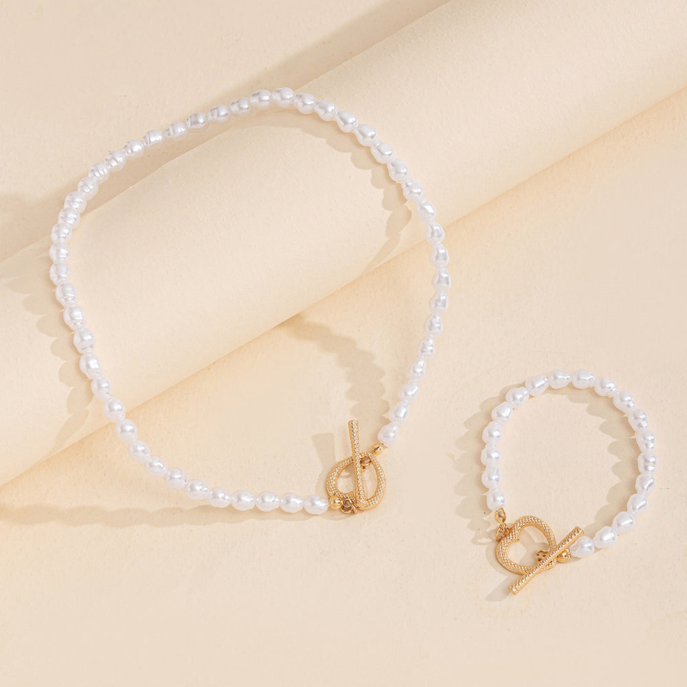 Trendy and versatile irregular pearl necklace and bracelet set – a sweet and sophisticated design with a heart motif. hot-selling cross-border jewelry