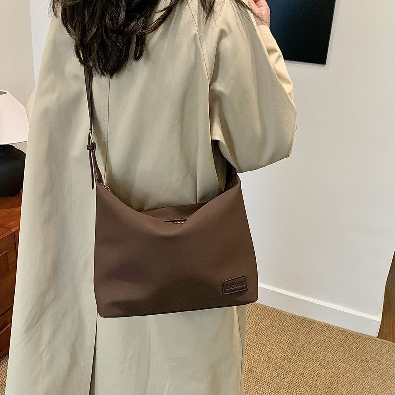Simple tote bag Student class shoulder bag Large capacity messenger bag Fashion leisure commuter bag Foreign style women's bag