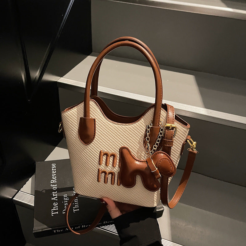 Fashion bags women's new models are popular this year, foreign-style portable shoulder bags, Korean version of casual commuting versatile messenger bags