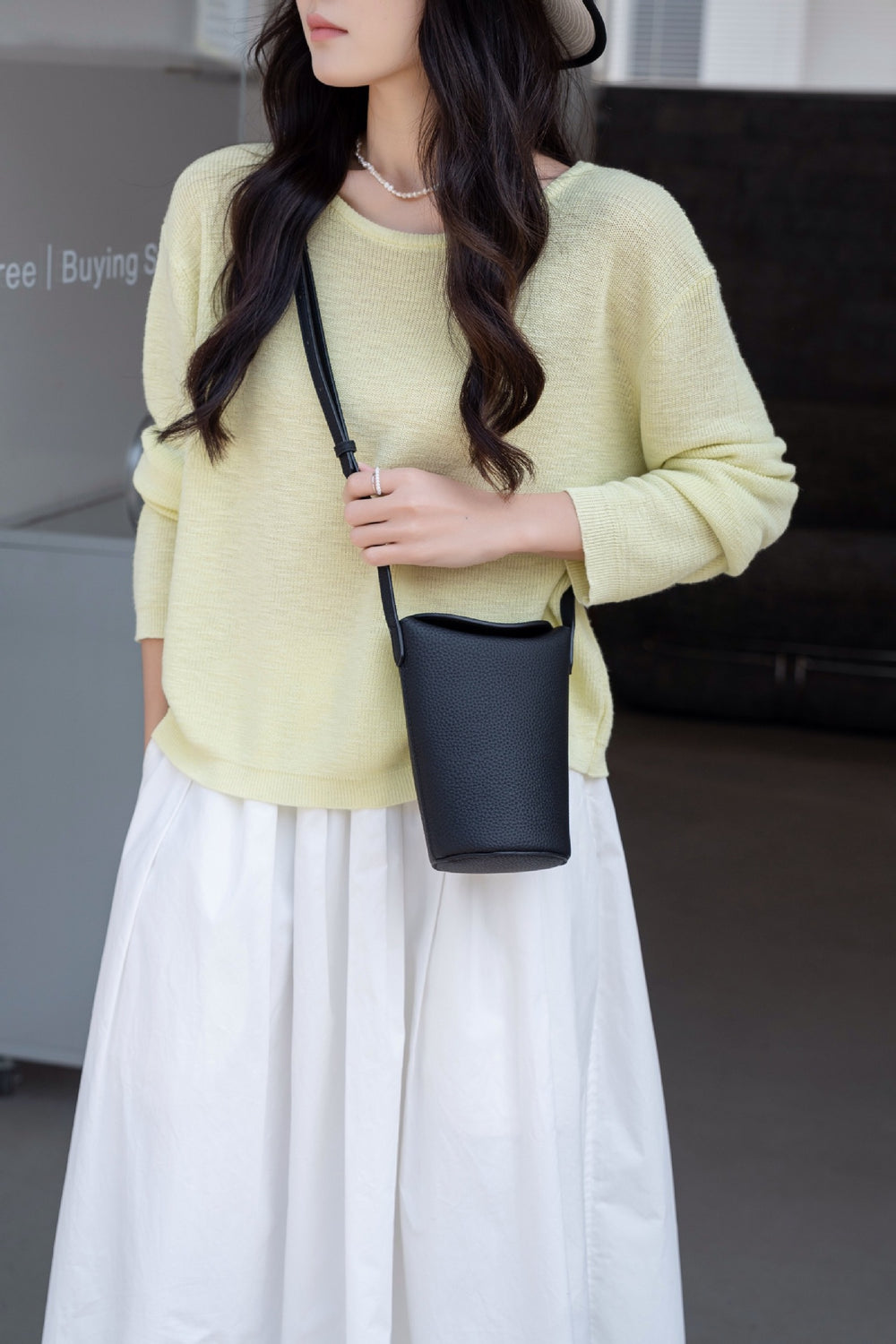 New women's bag 2025 hot style bucket bag vertical style mobile phone small bag genuine leather texture shoulder crossbody bag