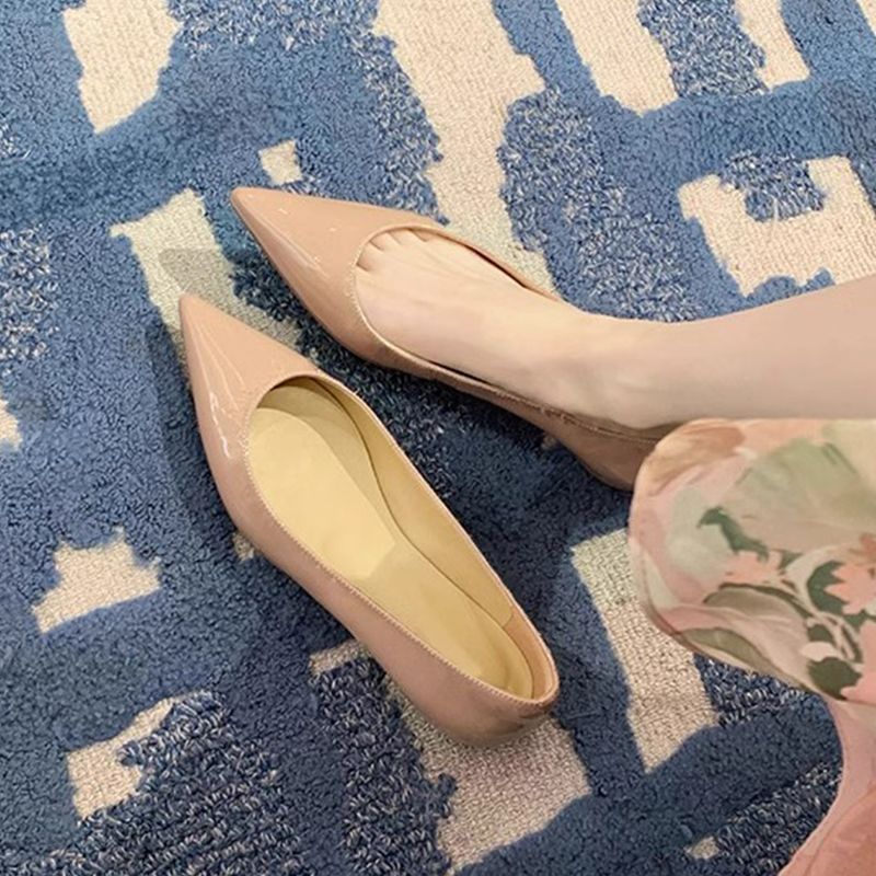 Korean style flat shoes 2025 new collection: versatile pointed-toe flats with soft soles. 2026 early spring collection: soft, comfortable, and high-end feel