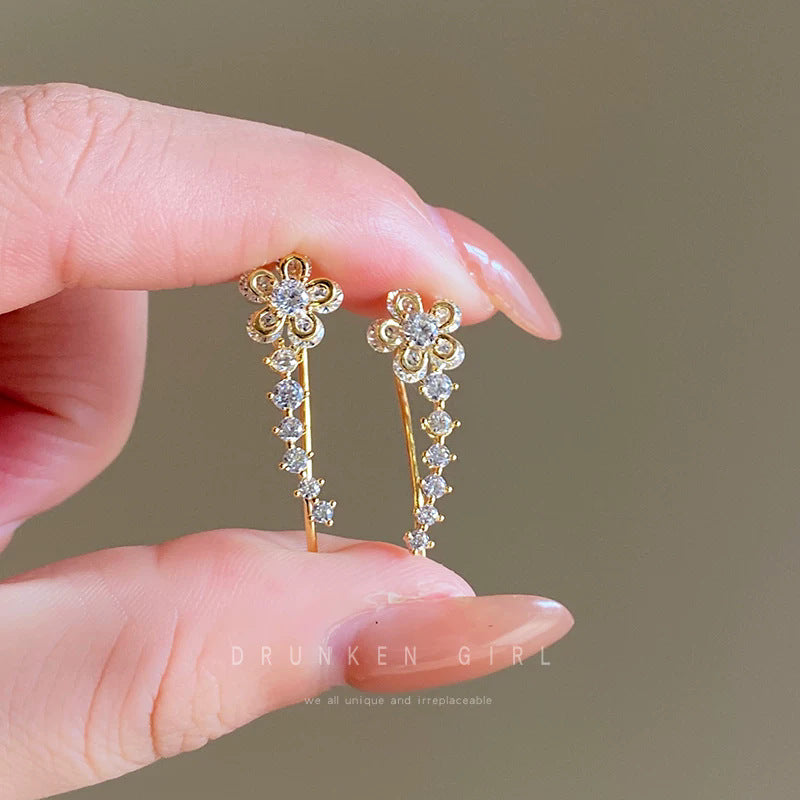 Korean-style exquisite diamond-studded flower stud earrings with an integrated ear row design. a touch of luxury, elegant and chic. trending influencer-approved accessories