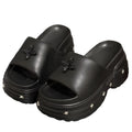 Thick sole rivet slippers women's summer outwear thick sole stomping on shit feeling 2025 new summer popular sandals wholesale