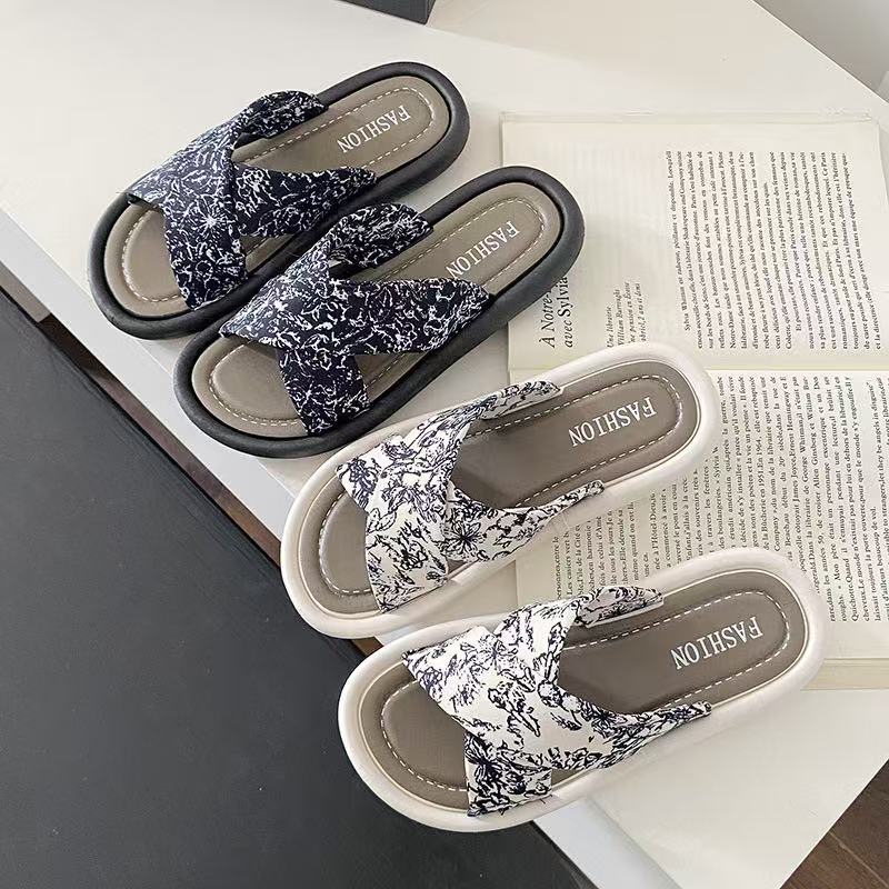 Summer new 2025 premium korean style non-slip women's slippers fashion casual shoes beach crossover sandals wholesale