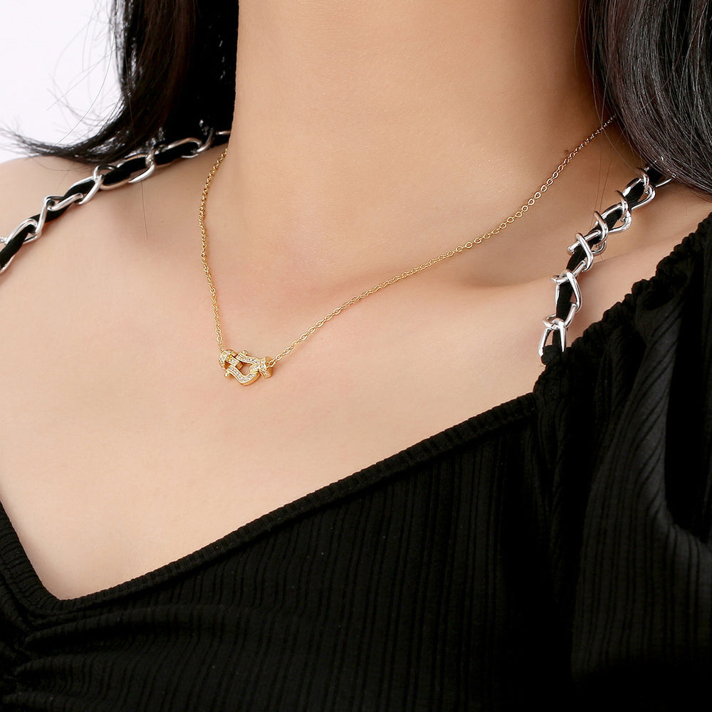 Luxurious full diamond horseshoe buckle titanium steel necklace women's easiest for matchwork clothingniche styleaccessible luxuryclassysensecasualfashion collarbone chain
