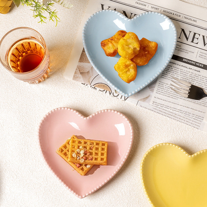 Creative heart-shaped ceramic dish - unique heart plate for snacks, jewelry, home use, cake, fruit, and heart-shaped desserts