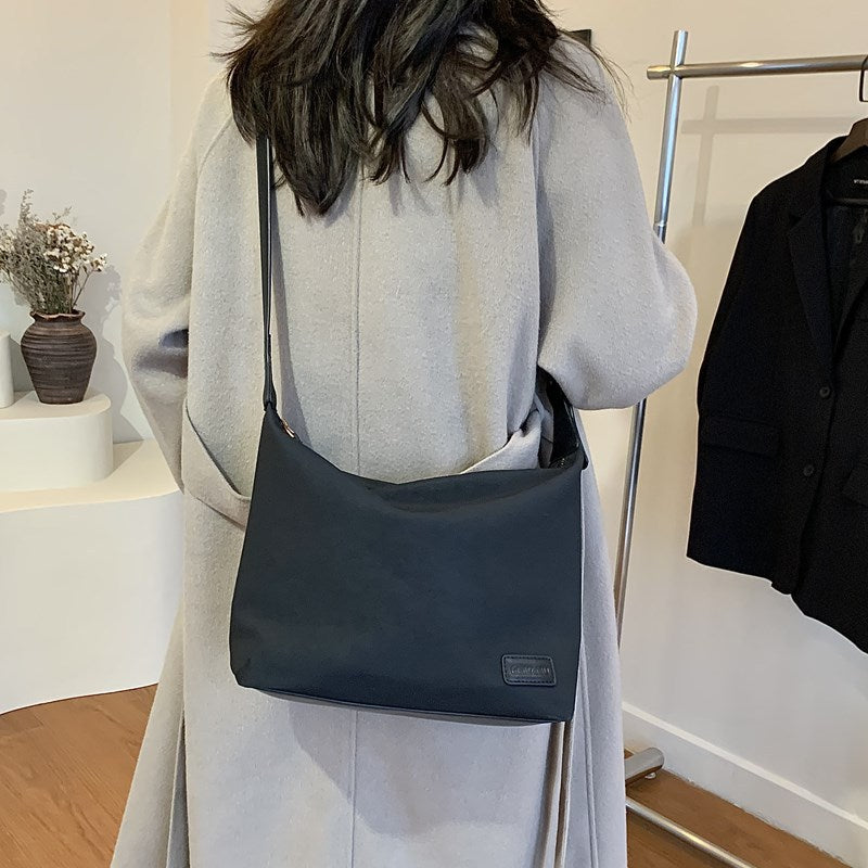 Simple tote bag Student class shoulder bag Large capacity messenger bag Fashion leisure commuter bag Foreign style women's bag
