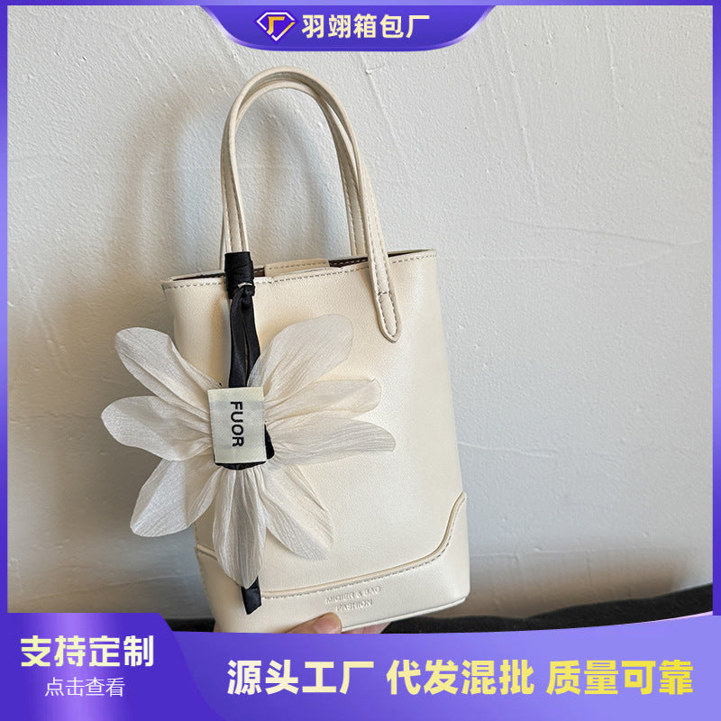 Cross-border high-end niche bag women's 2025 summer new exquisite flower mobile phone bag portable shoulder messenger bag