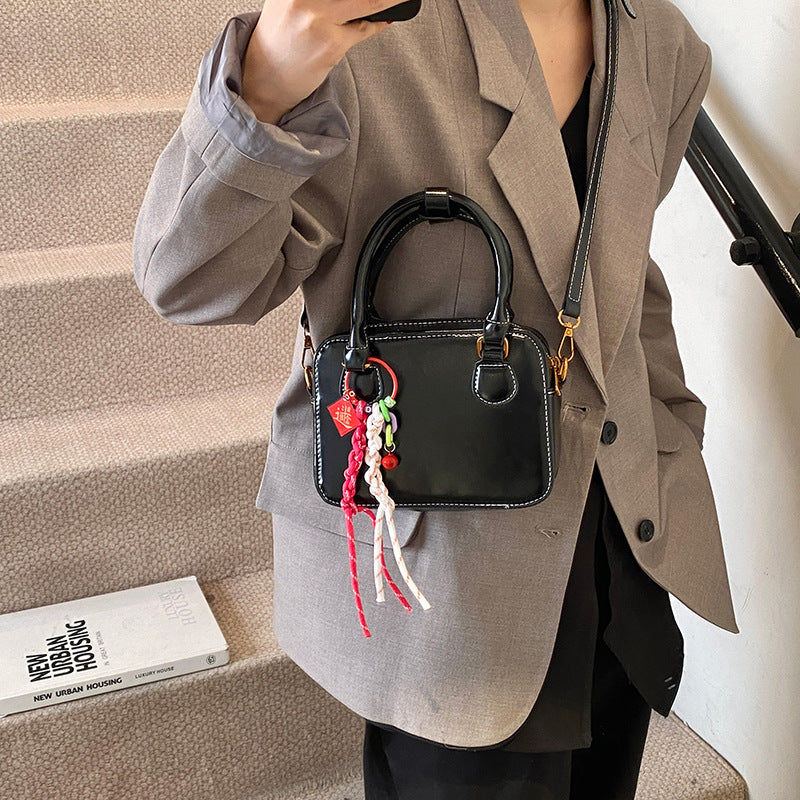 Retro niche bag women's 2025 new autumn and winter foreign versatile messenger bag high-end fashion portable small square bag