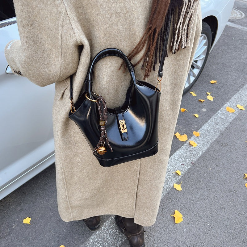New products are hot, Korean niche retro portable bucket bag, women's casual versatile commuter premium messenger bag