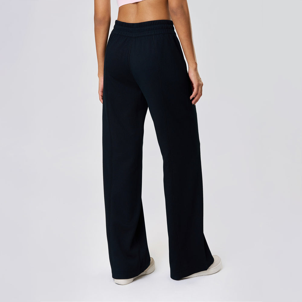 High-waisted, straight-leg pants with a drawstring waistband. versatile and casual, these long pants are designed to elongate the legs with a relaxed, wide-leg fit. perfect for running and workouts. style d25048
